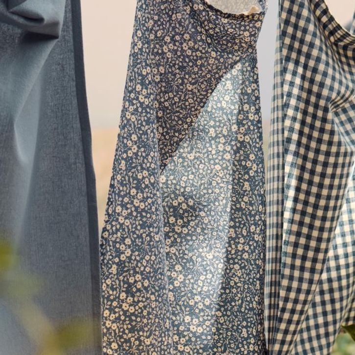 Geschirrtuch dunkelblau mit hellen Blümchen von Ib Laursen | 2