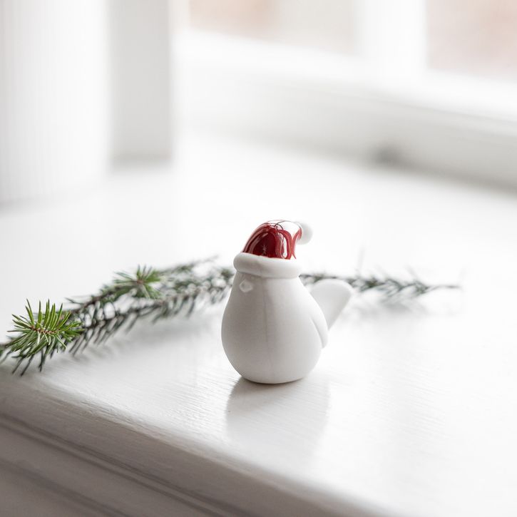 Elin Keramikvogel mit roter Mütze mittel von Storefactory | 1