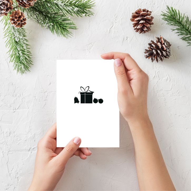 Postkarte Weihnachten Geschenk mit Glocke und Kugeln von Emma Plitt Design | 1